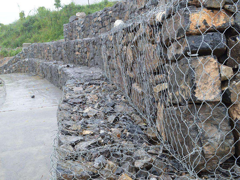 石籠網(wǎng)可用于邊坡支護、基坑支護、山體巖面掛網(wǎng)噴漿、邊坡植生