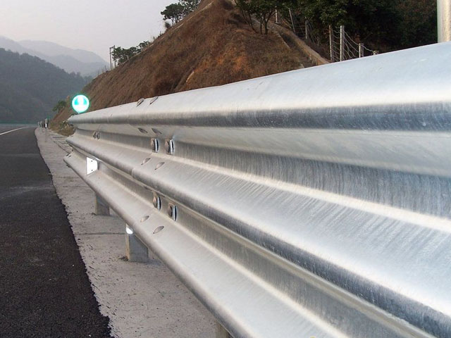 高速公路護(hù)欄板