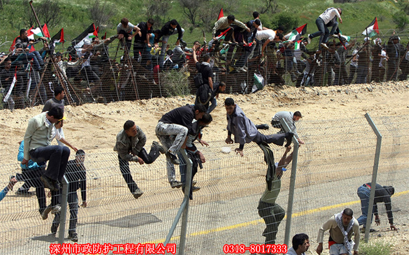 數(shù)千人爬上鐵絲護欄網(wǎng)